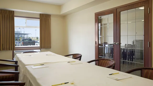 Super 8 by Wyndham Fort Saskatchewan photo 7