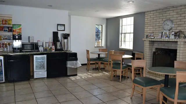 Super 8 by Wyndham Fredericksburg photo 2