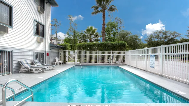 Super 8 by Wyndham Gainesville I-75 Hospital/University Area photo 11
