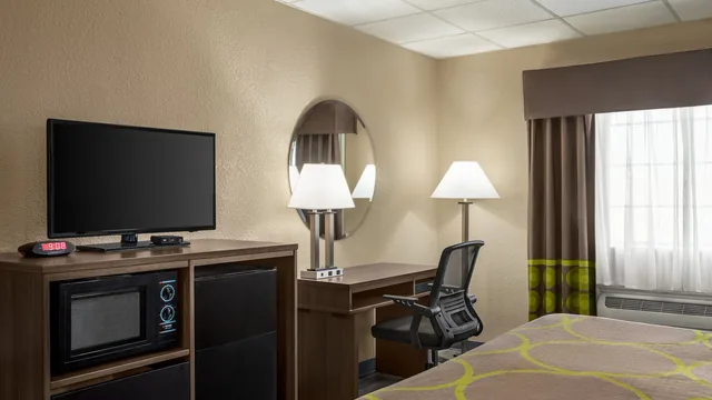 Super 8 by Wyndham Gainesville TX photo 12