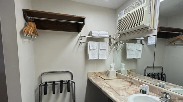 Super 8 by Wyndham Guelph photo 5