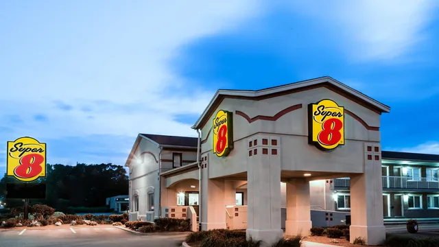 Super 8 by Wyndham Guelph photo 6