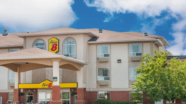 Super 8 by Wyndham High River AB photo 12