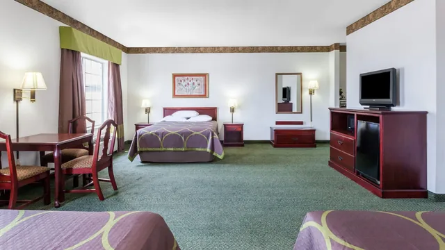 Super 8 by Wyndham Hillsboro TX photo 3