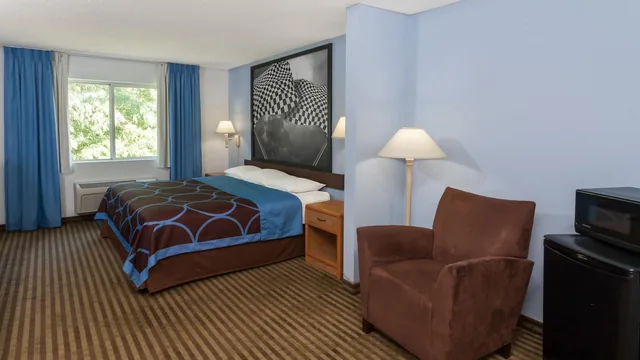 Super 8 by Wyndham Huntington photo 2