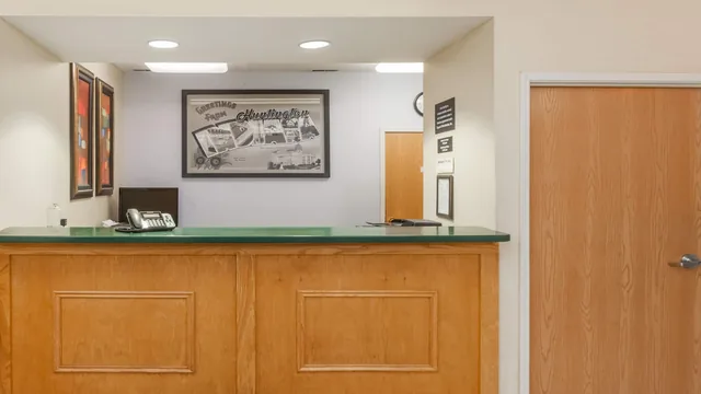 Super 8 by Wyndham Huntington photo 6