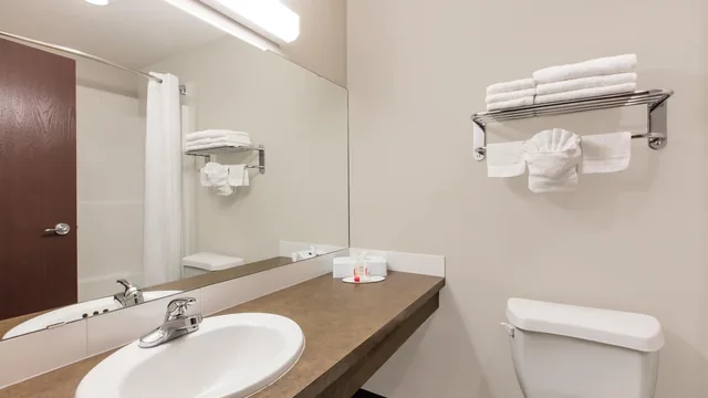 Super 8 by Wyndham Innisfail photo 5