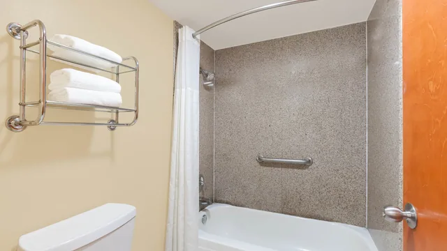 Super 8 by Wyndham Jacksonville AR photo 9