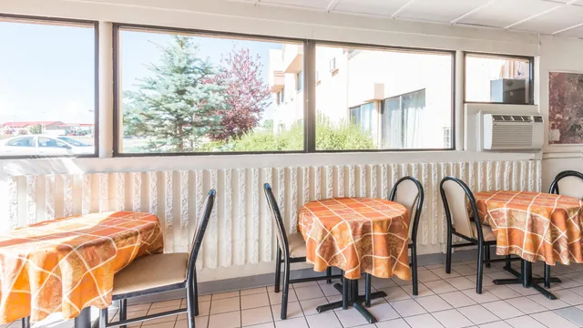 Super 8 by Wyndham Laramie photo 5