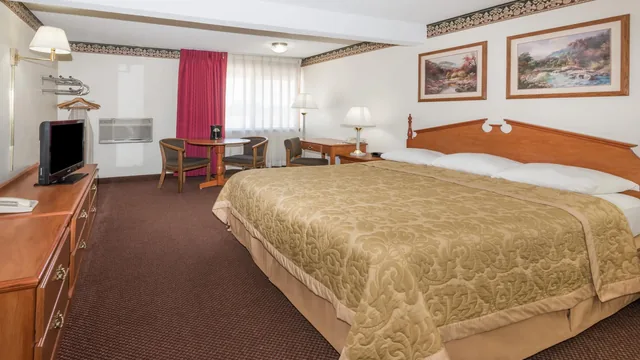 Super 8 by Wyndham Laramie photo 7