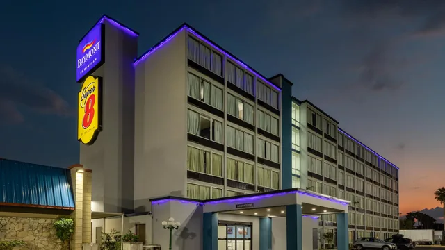 Super 8 by Wyndham Laredo photo 5