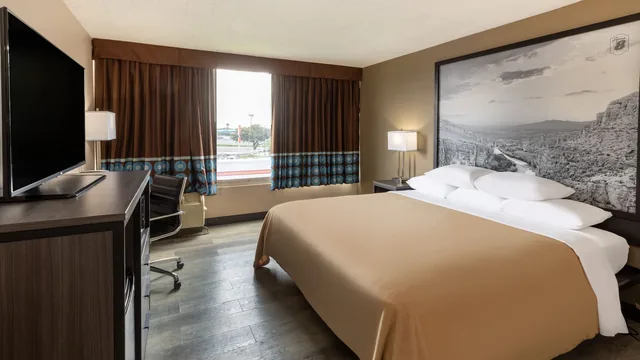 Super 8 by Wyndham Laredo photo 8
