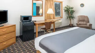 Super 8 by Wyndham Lincoln West