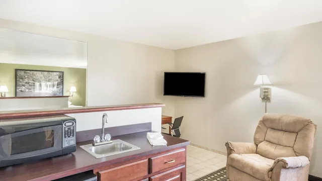 Super 8 by Wyndham Madison IN photo 1