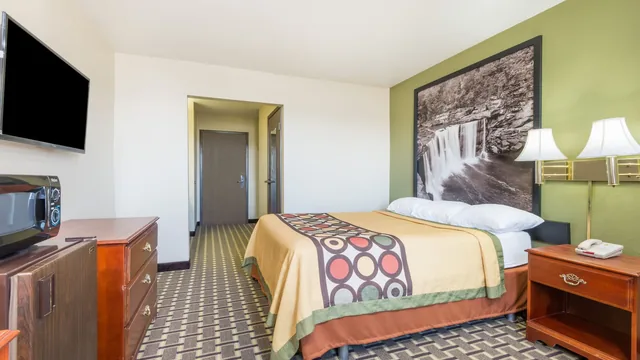 Super 8 by Wyndham Madison IN photo 3