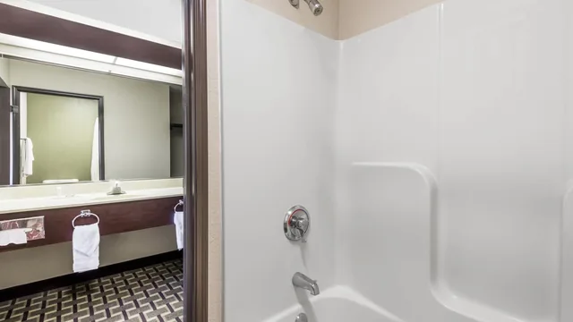 Super 8 by Wyndham Madison IN photo 6
