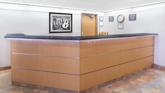 Super 8 by Wyndham Madison South photo 4