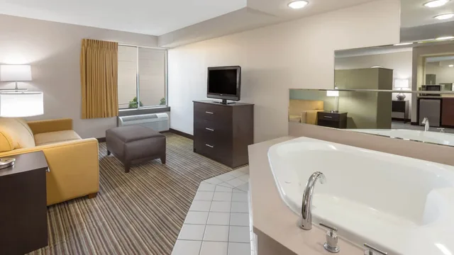 Super 8 by Wyndham Madison South photo 5