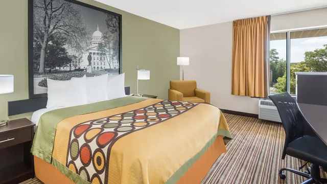 Super 8 by Wyndham Madison South photo 9