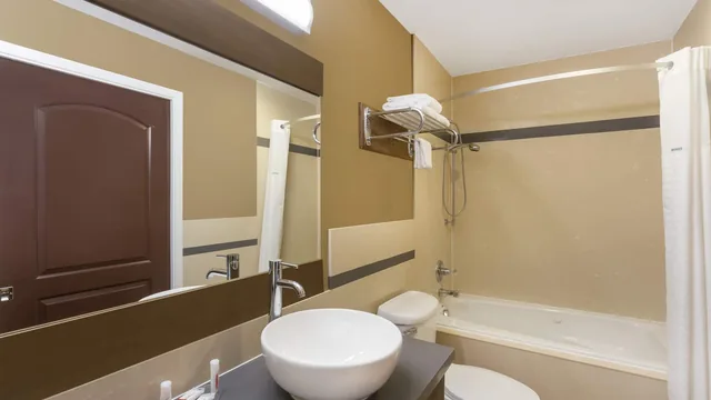 Super 8 by Wyndham Martinez photo 12