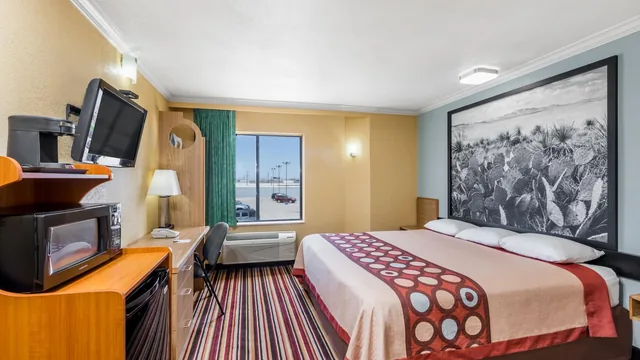 Super 8 by Wyndham Midland photo 9