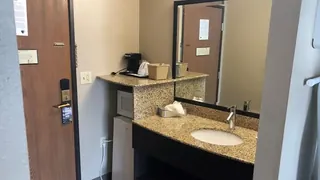 Super 8 by Wyndham Milwaukee Airport