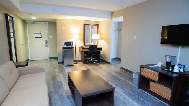 Super 8 by Wyndham Mississauga photo 2