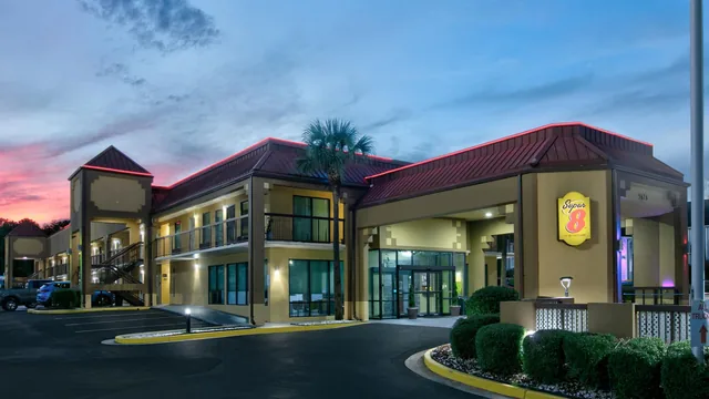 Super 8 by Wyndham Mobile/Tillmans Corner photo 12