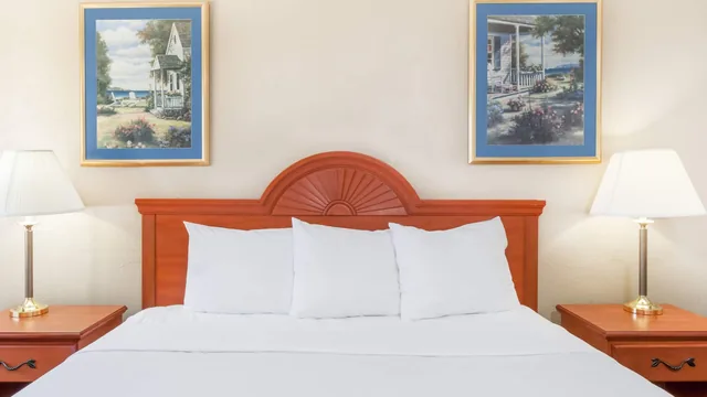 Super 8 by Wyndham Montgomery Maybrook photo 2