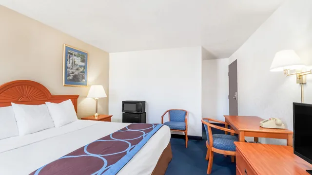 Super 8 by Wyndham Montgomery Maybrook photo 5