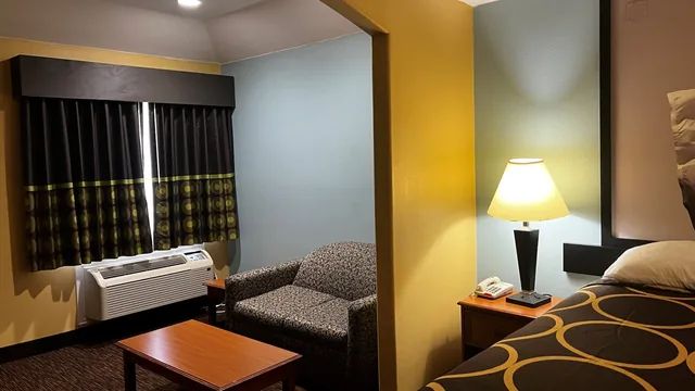 Super 8 by Wyndham Montgomery/ Lake Conroe photo 9
