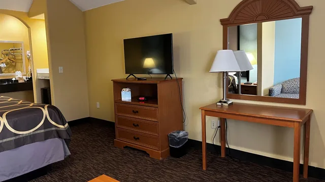 Super 8 by Wyndham Montgomery/ Lake Conroe photo 11
