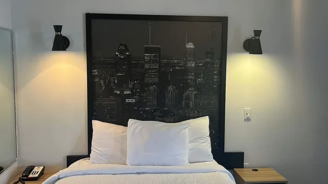 Super 8 by Wyndham Montreal photo 9