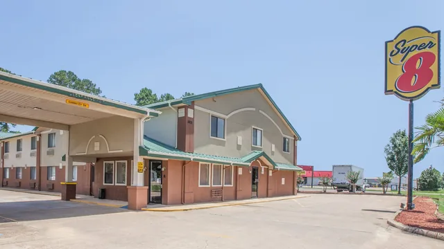 Super 8 by Wyndham Natchitoches photo 12