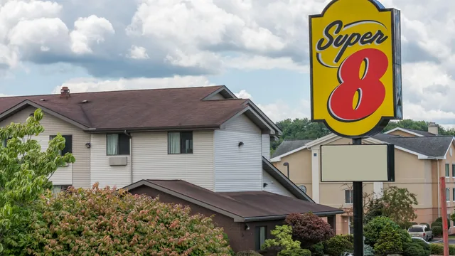 Super 8 by Wyndham New Stanton photo 1