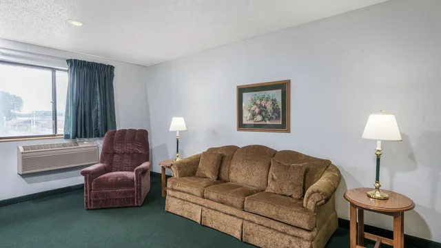 Super 8 by Wyndham New Stanton photo 5