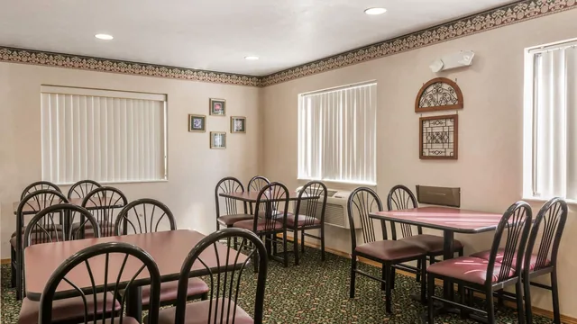Super 8 by Wyndham New Stanton photo 9