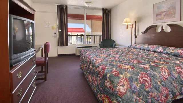 Super 8 by Wyndham Oklahoma Fairgrounds photo 1
