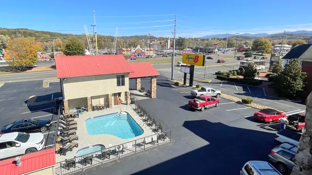 Super 8 by Wyndham Pigeon Forge Downtown photo 7