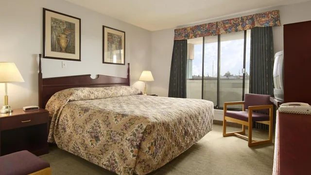 Super 8 by Wyndham Red Deer photo 1