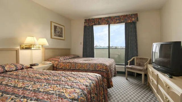 Super 8 by Wyndham Red Deer photo 3