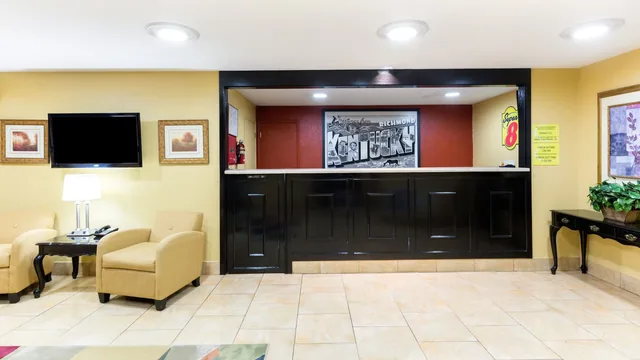Super 8 by Wyndham Richmond photo 10
