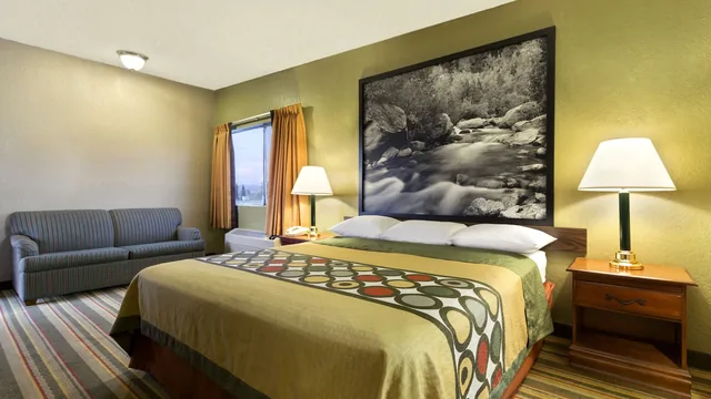 Super 8 by Wyndham Ridgecrest photo 2