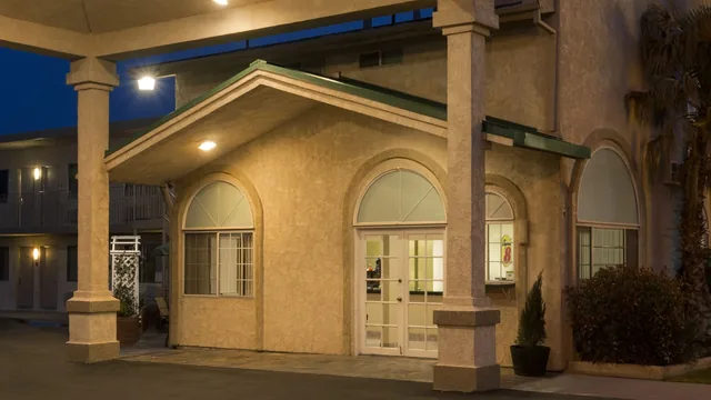 Super 8 by Wyndham Ridgecrest photo 3