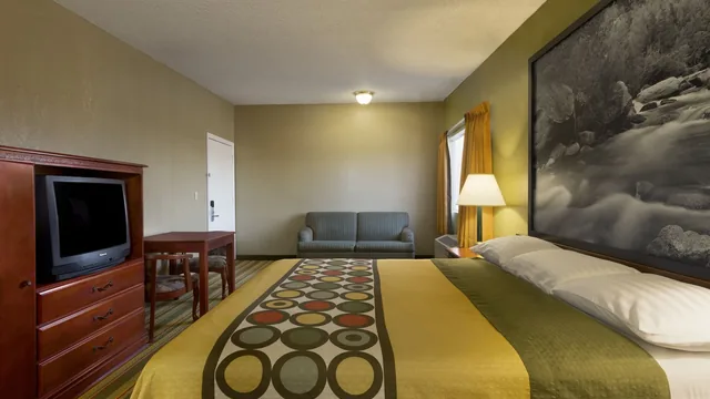 Super 8 by Wyndham Ridgecrest photo 5