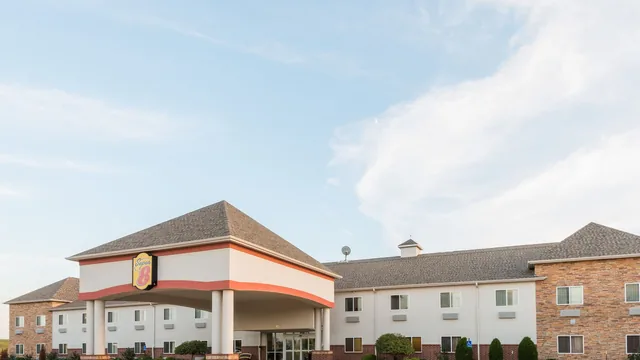 Super 8 by Wyndham Salina photo 2