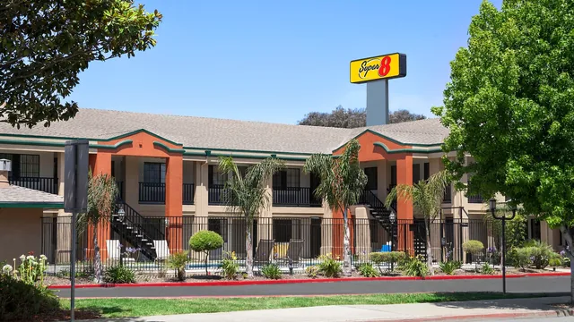 Super 8 by Wyndham Salinas photo 4