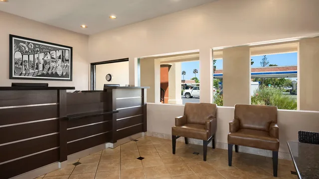 Super 8 by Wyndham Salinas photo 8