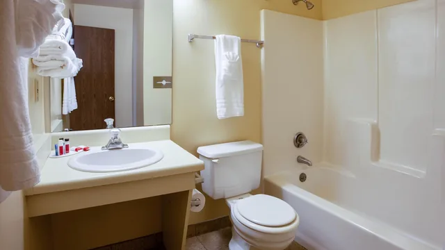 Super 8 by Wyndham Sandusky photo 2