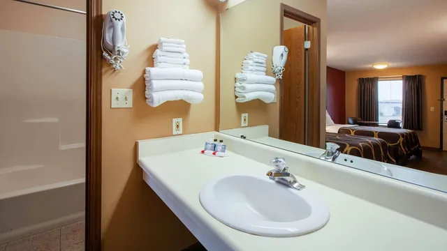 Super 8 by Wyndham Sandusky photo 5